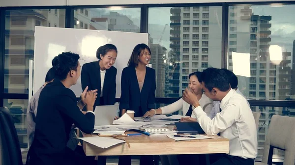 Gli Uomini Affari Asiatici Discutono Strategia Marketing Nella Riunione Gruppo — Foto Stock