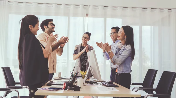 Grupo Empresários Sucesso Comemorando Sucesso Projeto Escritório Equipe Vencedora Conceito — Fotografia de Stock