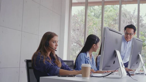 Agente Atención Cliente Centro Llamadas Con Auriculares Funciona Computadora Escritorio —  Fotos de Stock