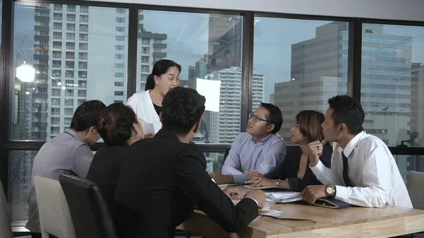 Азиатские Бизнесмены Обсуждают Маркетинговую Стратегию Групповой Встрече Современном Офисе Концепция — стоковое фото