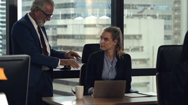 Cadre Supérieur Conseille Une Jeune Travailleuse Dans Bureau Moderne Concept — Photo