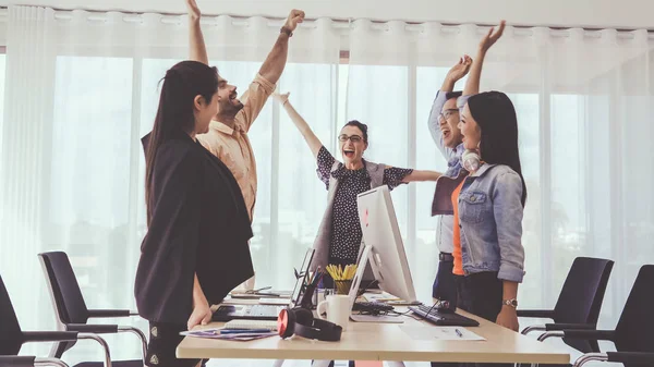 Grupo Empresários Sucesso Comemorando Sucesso Projeto Escritório Equipe Vencedora Conceito — Fotografia de Stock