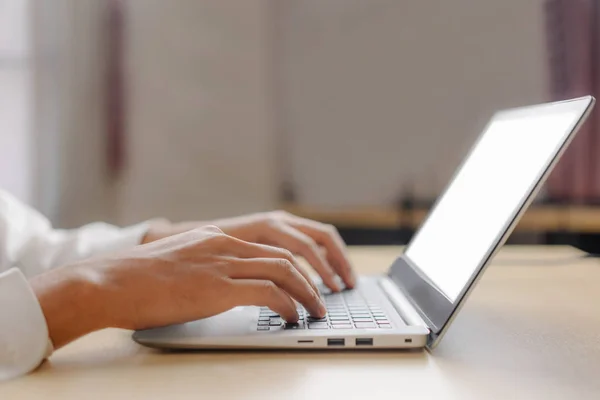 Empresário Mão Digitando Teclado Computador Computador Portátil Escritório Conceito Negócios — Fotografia de Stock