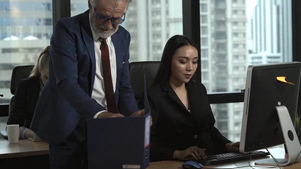 Cadre Supérieur Conseille Une Jeune Travailleuse Dans Bureau Moderne Concept — Photo