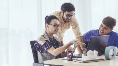 Yaratıcı iş adamlarının grup toplantısı, tasarımcı ve sanatçı ofis masasında. Mutlu iş yeri ve işbirliği takım çalışması konsepti.