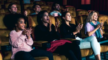 İnsanlar sinema sinemasında film izlerler. Grup eğlence etkinliği ve eğlence konsepti.