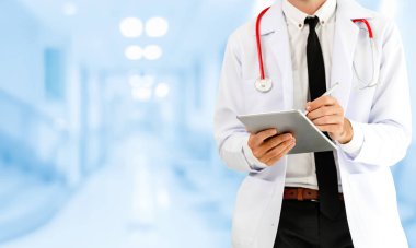 Hastanede tablet bilgisayar kullanan bir doktor. Sağlık ve doktor hizmetleri.