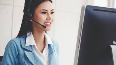 Müşteri destek ajanı ya da kulaklıklı çağrı merkezi telefon görüşmesinde müşteriyi desteklerken masaüstü bilgisayarında çalışır. Operatör hizmeti iş temsili kavramı.