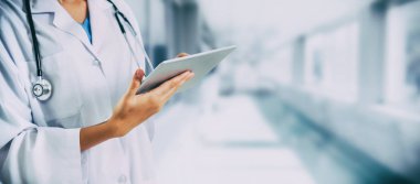 Hastanede tablet bilgisayar kullanan bir doktor. Sağlık ve doktor hizmetleri.