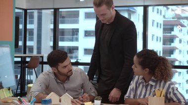 Yaratıcı iş adamları modern işyerindeki ofis masasında sohbet ediyorlar. Şirket uluslararası iş konsepti. ; Yaratıcı iş adamları grubu modern işyerindeki ofis masasında sohbet ediyorlar. Şirket uluslararası iş c