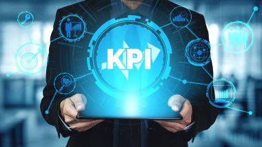 KPI İş Konsepti Performans Göstergesi - KPI yönetiminin pazarlanması için iş hedefi değerlendirmesinin sembollerini ve analitik numaralarını gösteren modern grafik arayüzü.