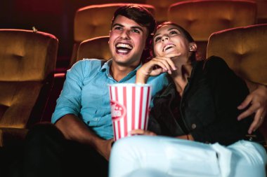 Kadın ve erkek sinema salonunda film izliyorlar. Grup eğlence etkinliği ve eğlence konsepti.