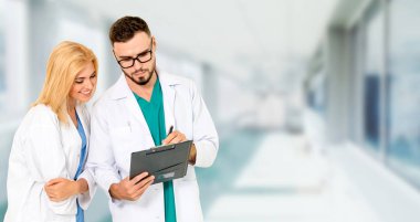 Hastanede başka bir doktorla çalışan bir doktor. Sağlık ve Sağlık Hizmetleri.