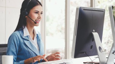 Müşteri destek ajanı ya da kulaklıklı çağrı merkezi telefon görüşmesinde müşteriyi desteklerken masaüstü bilgisayarında çalışır. Operatör hizmeti iş temsili kavramı.