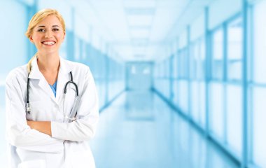 Hastane ofisinde çalışan kadın doktor. Sağlık ve doktor hizmetleri.