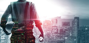 Geleceğin inşaat mühendisliği projesi konsepti ve çift pozlama grafik tasarımı. İnşaat mühendisi, mimar ya da modern sivil ekipman teknolojisiyle çalışan inşaat işçisi.