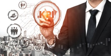 KPI İş Konsepti Performans Göstergesi - KPI yönetiminin pazarlanması için iş hedefi değerlendirmesinin sembollerini ve analitik numaralarını gösteren modern grafik arayüzü.