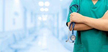 Cerrah doktor hastanede. Sağlık personeli ve doktor servisi.
