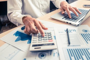 İş adamı muhasebeci ya da finans uzmanı şirket ofisindeki iş raporu grafiğini ve finans şemasını analiz eder. Finans ekonomisi, bankacılık sektörü ve borsa araştırmaları kavramı.