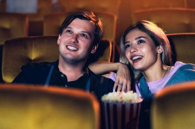 Kafkas aşığı sinemada film izlemeyi ve patlamış mısır yemeyi seviyor.