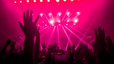 Mutlu insanlar gece kulübü DJ parti konserinde dans eder ve sahnede DJ 'den elektronik dans müziği dinlerler. Siluet dolu neşeli kalabalık 2020 yılbaşı partisini kutluyor. İnsanların yaşam tarzı DJ gece hayatı.