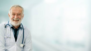 Hastanede çalışan üst düzey erkek doktor. Tıbbi doktor ve sağlık personeli hizmet.