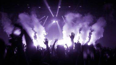 Mutlu insanlar gece kulübü DJ parti konserinde dans eder ve sahnede DJ 'den elektronik dans müziği dinlerler. Siluet dolu neşeli kalabalık 2020 yılbaşı partisini kutluyor. İnsanların yaşam tarzı DJ gece hayatı.