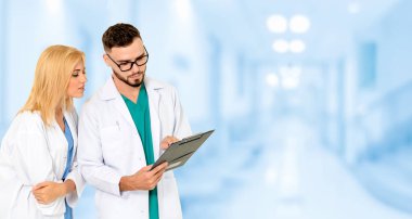 Hastanede başka bir doktorla çalışan bir doktor. Sağlık ve Sağlık Hizmetleri.