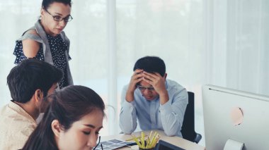 Grup toplantısındaki mutsuz iş adamları. Ekip proje başarısızlığı yüzünden hayal kırıklığına uğradı. İş sorunu ve kriz kavramı.