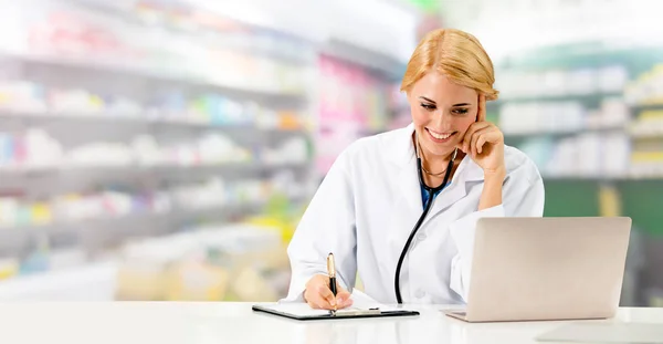 Farmacêutico Médico Usando Computador Portátil Sala Farmácia Assistência Médica Farmacêutica — Fotografia de Stock