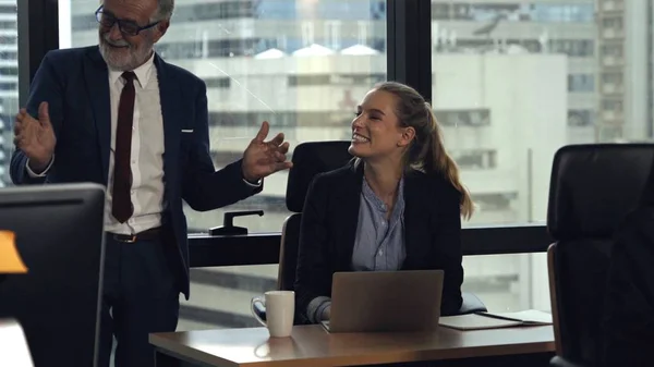 Cadre Supérieur Conseille Une Jeune Travailleuse Dans Bureau Moderne Concept — Photo