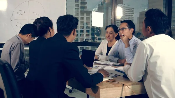 Los Empresarios Asiáticos Discuten Estrategia Marketing Reunión Grupo Oficina Moderna — Foto de Stock