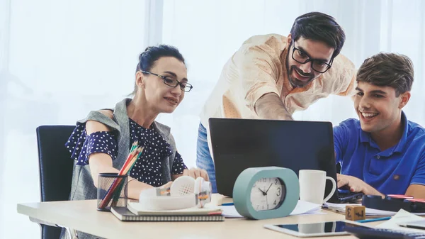 Reunión Grupal Creativos Empresarios Diseñadores Artistas Escritorio Oficina Trabajo Equipo — Foto de Stock