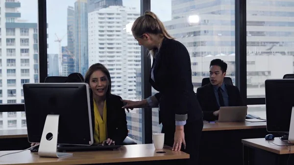 Jeune Leader Donne Des Conseils Jeune Travailleuse Dans Bureau Moderne — Photo