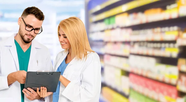 Apotheker Der Mit Einem Anderen Apotheker Der Apotheke Zusammenarbeitet Gesundheitswesen — Stockfoto