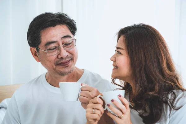 快乐的亚洲老夫老妻在家里过得很开心 老年人退休和健康公民的老年人概念 — 图库照片