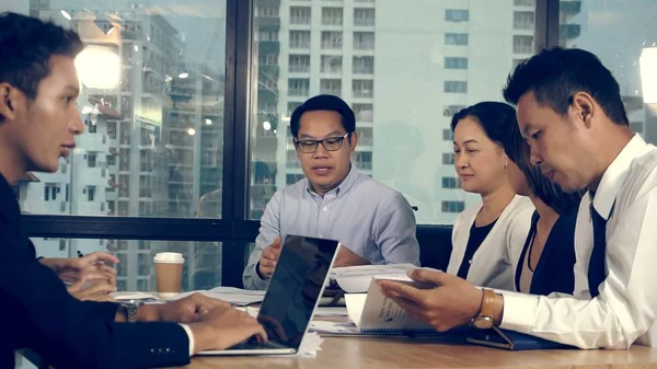 Los Empresarios Asiáticos Discuten Estrategia Marketing Reunión Grupo Oficina Moderna — Foto de Stock