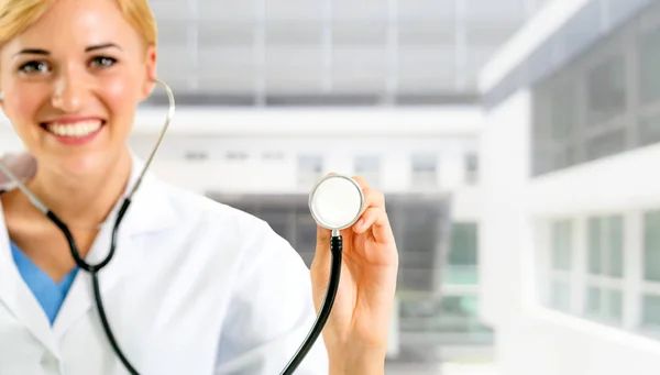 Une Femme Médecin Travaillant Bureau Hôpital Soins Médicaux Service Personnel — Photo