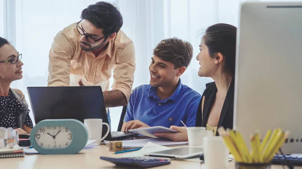 Reunión de grupo de gente de negocios creativa oficina. — Foto de Stock