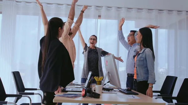 Erfolgreiche Geschäftsleute Feiern Projekterfolg Büro Teamsieger Und Kooperationskonzept — Stockfoto