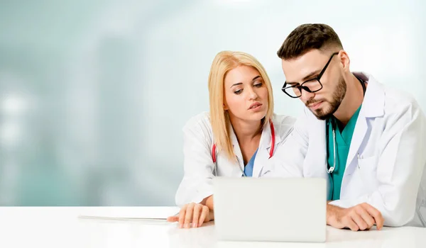 의사는 병원에서 의사와 하면서 사무실에서 노트북 컴퓨터와 서비스 — 스톡 사진