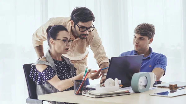 Reunión Grupal Creativos Empresarios Diseñadores Artistas Escritorio Oficina Trabajo Equipo — Foto de Stock