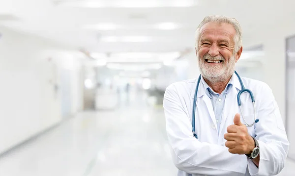Щасливий Старший Лікар Стоїть Лікарні Медичний Бізнес Охорони Здоров Медична — стокове фото