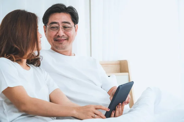 Feliz Pareja Ancianos Asiáticos Pasar Buen Rato Casa Jubilación Ancianos — Foto de Stock