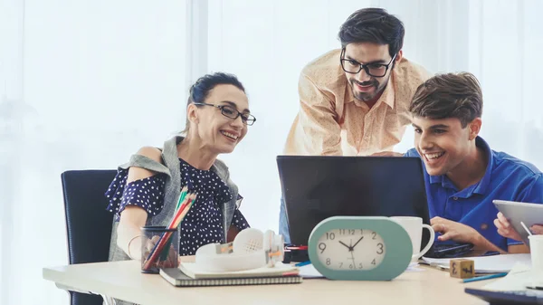 Reunión Grupal Creativos Empresarios Diseñadores Artistas Escritorio Oficina Trabajo Equipo — Foto de Stock