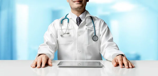 病院のオフィスでタブレット コンピューターでテーブルに座って男性医師 医療医療スタッフと医師のサービス — ストック写真