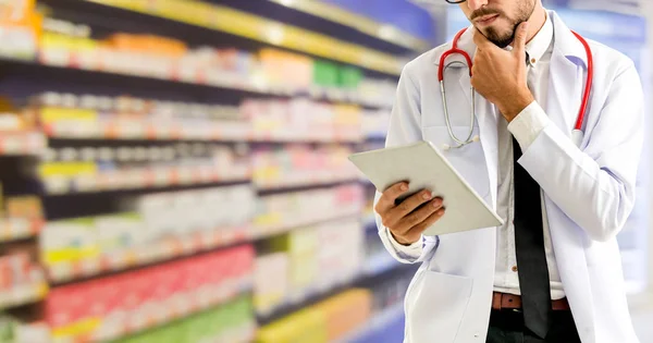 Farmacista Che Utilizza Tablet Farmacia Assistenza Sanitaria Personale Farmaceutico — Foto Stock