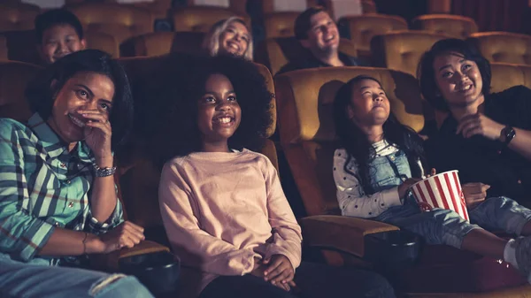 Gente Guarda Film Cinema Attività Ricreative Gruppo Concetto Intrattenimento — Foto Stock