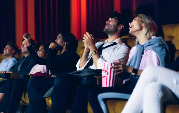 Gruppo Pubblico Felice Divertente Guardare Cinema Nel Cinema Attività Ricreative — Foto Stock