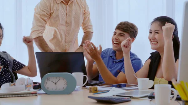 Gente de negocios exitosa celebrando el éxito. — Foto de Stock